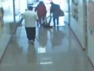 Enfant aveugle de 6 ans est traîné au sol par sa professeur