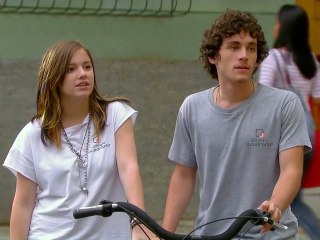 Dinho convida Lia para um passeio de bicicleta