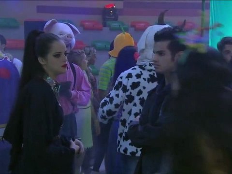 Gil e Ju desistem de sabotar o namoro de Dinho e Lia