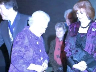 Royal Baby: The Queen visits pregnant Kate in hospital