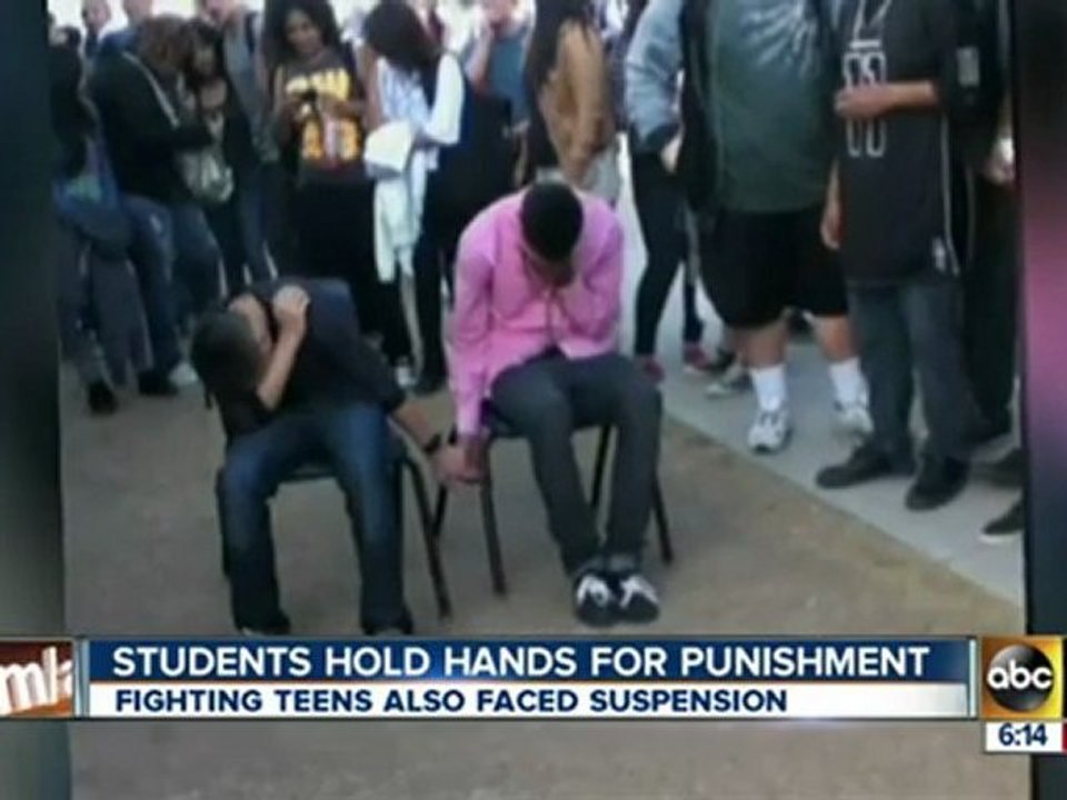 Punition pour bagarre : ils doivent se tenir la main devant leurs camarades
