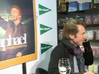 Raphael firma discos a sus fans en Madrid