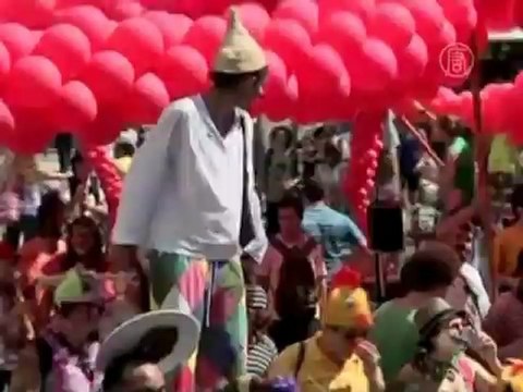 Клоуны смешили прохожих на ежегодном параде в Рио