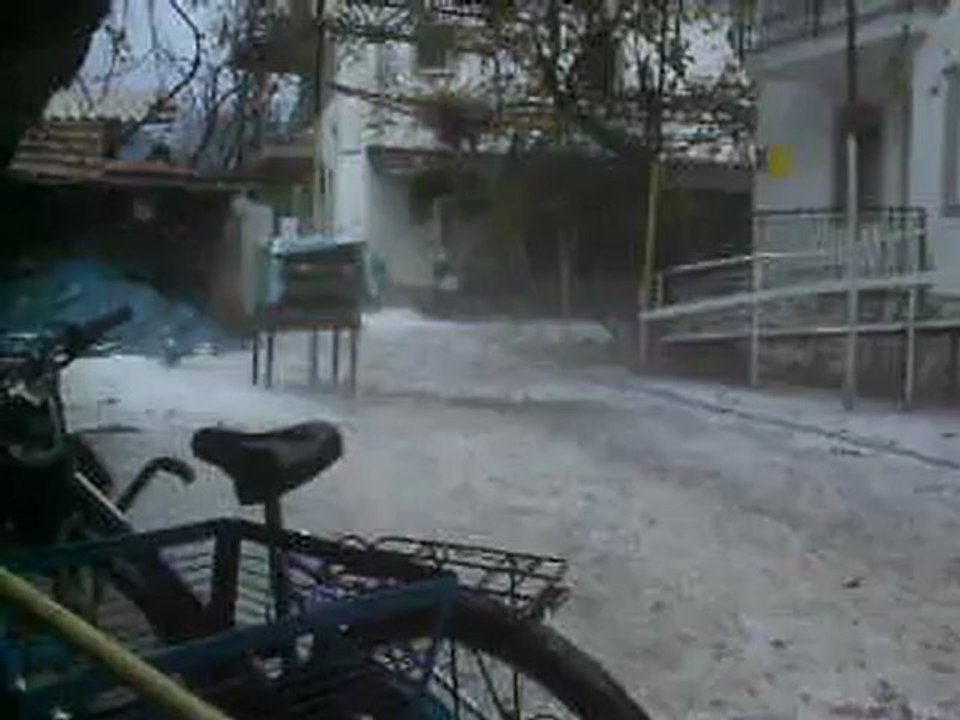 Dalyan`da dolu, dolu dolu yağıyor..