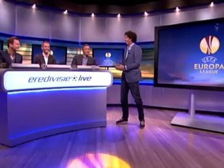 Vijfde man gooit zijn nekspieren los in warming-up