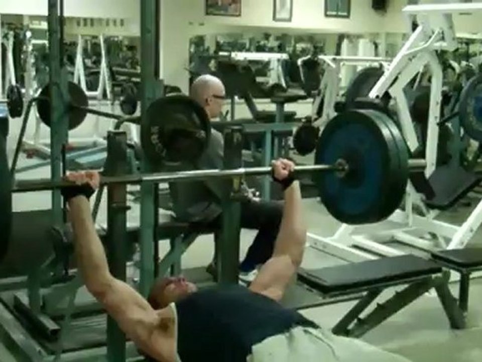 Worthster benching 100kgs in the  'Hold-Chin-Press' Challenge on Konkura.com