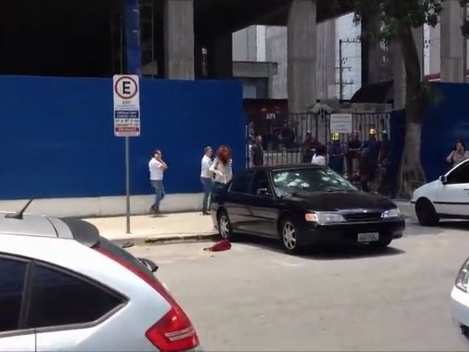 Folle détruit une voiture avec un marteau