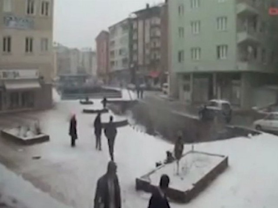 Une passerelle pour piétons s'effondre en Turquie