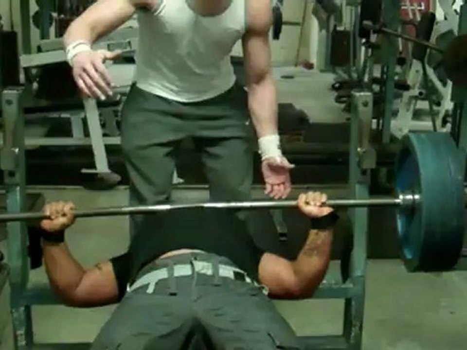 Tom in the 'Hold-Chin-Press' Challenge on Konkura.com