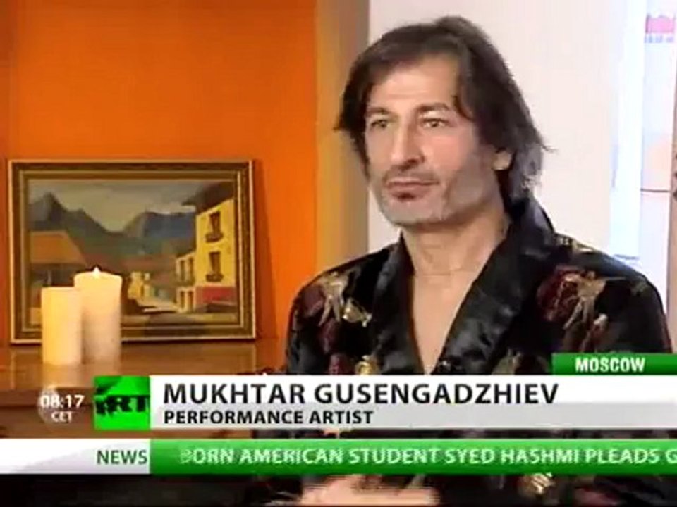 Twist of Fame: Ex-con wows crowds with body bending skills