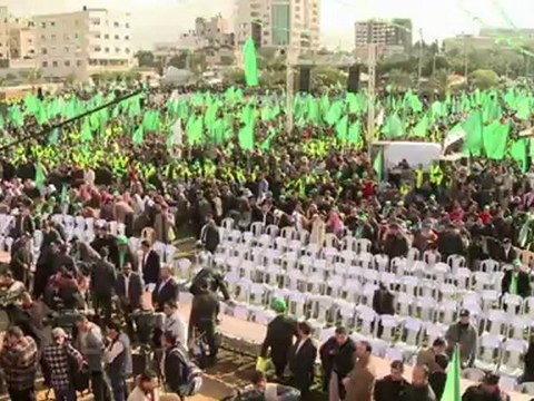 Gazans mass for Hamas anniversary