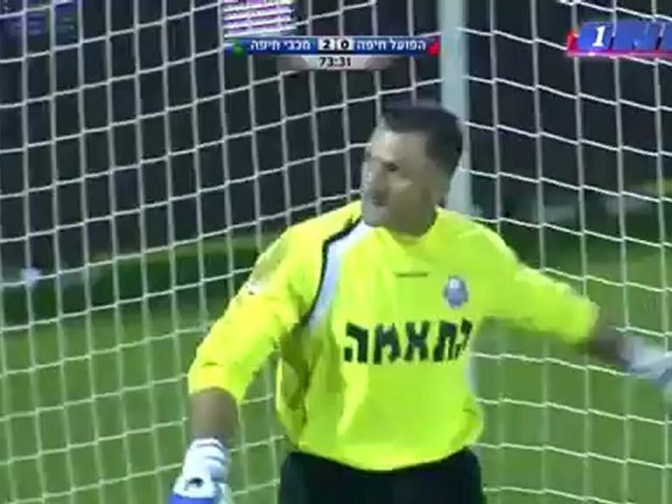 The_goalkeeper_misses_the_ball_twice