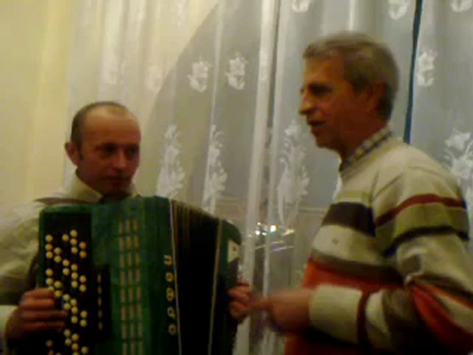 ивановцы играют на гармошке и поют - www.ivanovka.net