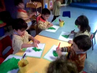 pintando arbolito de navidad para postal