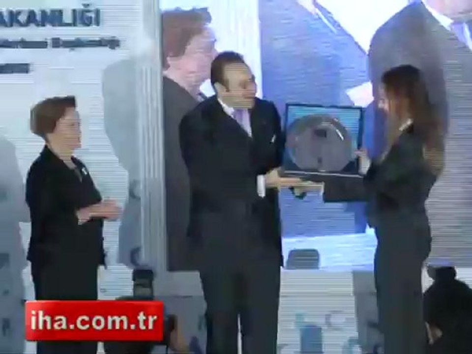 Bakan Bağış'ı güldüren plaket kazası