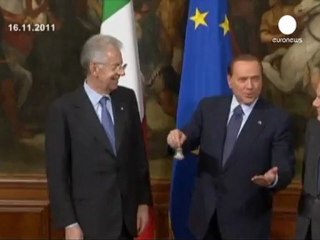 Berlusconi vuelve "con tristeza" a la política