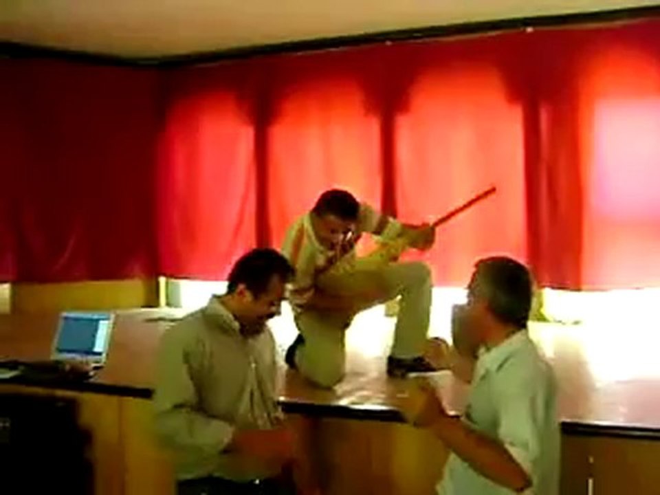 Üçlü Arkadaşın Süpürge Showları