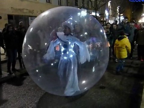 Pluie de bulles et de lumières à Bourg