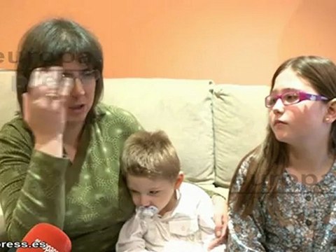 Recogen móviles para financiar enfermedad rara