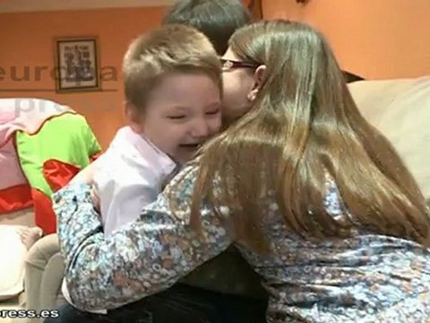 Asociación Angelman se financia con móviles viejos