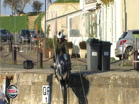 Lolo tombe dans le Port de Saint Martin en Ré en Yamaha FJR 1300 version full et originale