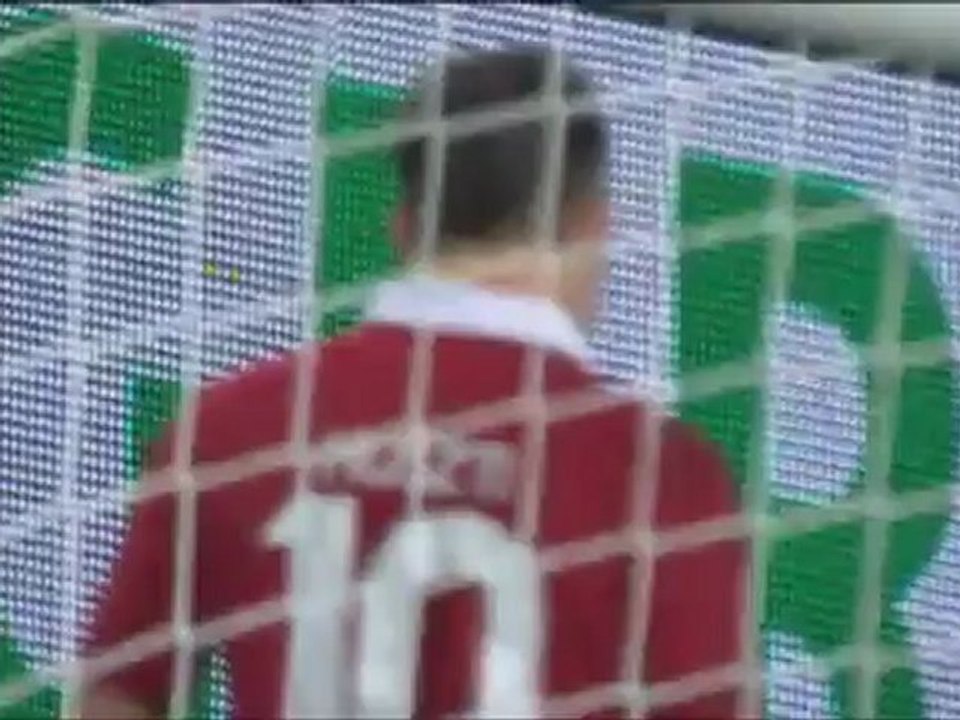 Huszti spot-kick double sinks Leverkusssen