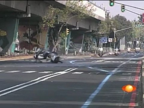 Motard de la police vs Dos d'âne - The Appli dispo sur l'app store Gratuit - # TheAppli