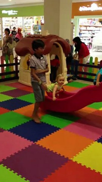 Gabrielle au playground