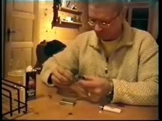 Régis bricole son briquet