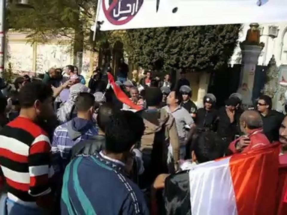 A Il Cairo i soldati alzano un muro tra la gente ed il presidente Mohamed Morsi