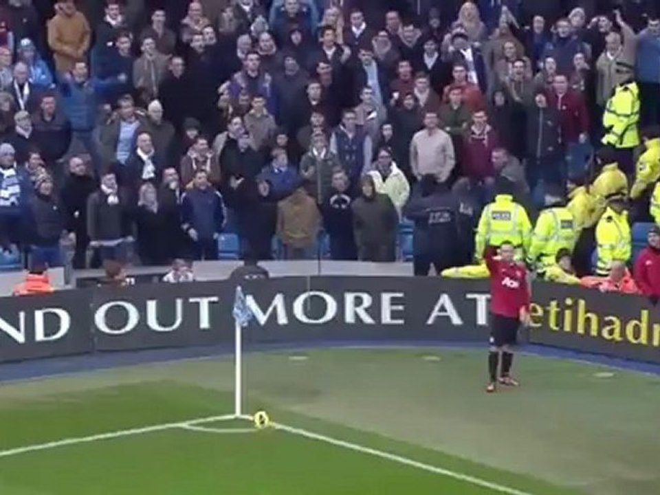 [Funny Soccer] Rio Ferdinand hurts himself