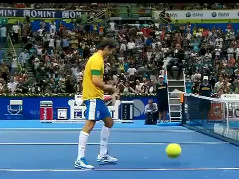 Roger Federer joue au foot avec le maillot brésilien sur les épaules