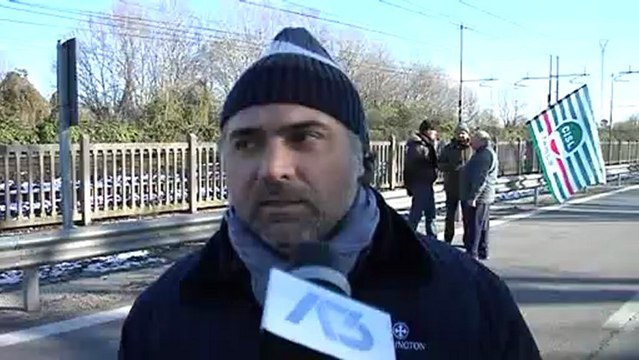 operai sul ponte traffico in tilt