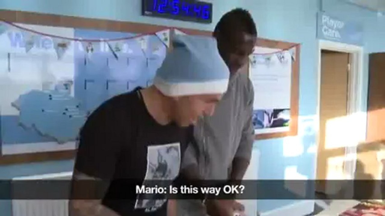 Carlos Tévez ensina Balotelli a embrulhar presentes de Natal