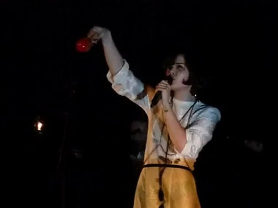 Bat For Lashes - Sleep Alone (Paris 2012)