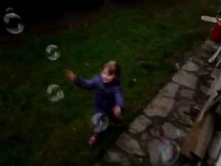 ALBANE joue avec les bulles