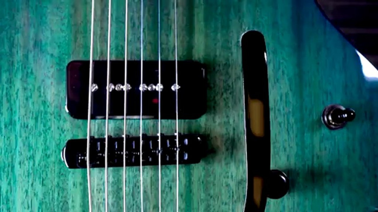 Brooke Miller parle de sa guitare personnalisée...