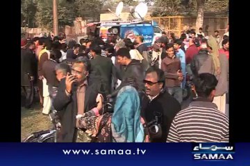 Woman climbs to electric poll in Lahore - SAMAA TV