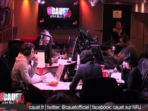 Un mec pète un plomb et insulte sa copine au super jeu - C'Cauet sur NRJ