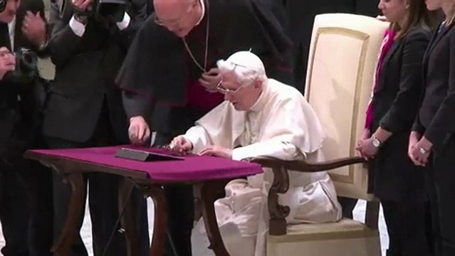 Les images du pape Benoît XVI envoyant son premier tweet