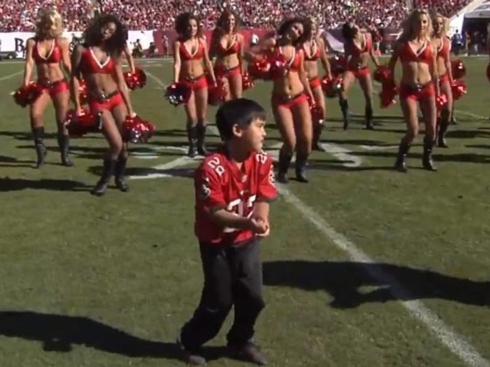 Ce petit bonhomme met à l'amende toutes les pom-pom girls !