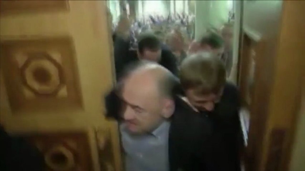 Seins nus et coups de poing : rentrée mouvementée au Parlement ukrainien