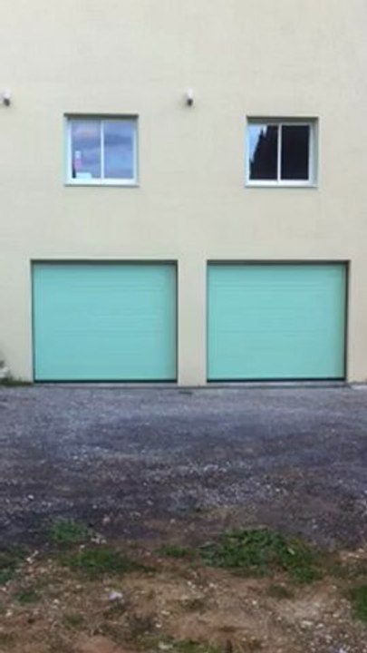 Double porte de garage Sectionnelle motorisée G60 Satin,  Finition Flair, Coloris Vert RAL 6019 posée par APG Accès Portes de Garage