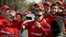 Fernando Alonso reparte ilusión entre los niños en la ciudad financiera de Banco Santander