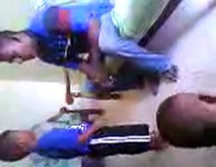 Bapa kejam memukul anak tiri