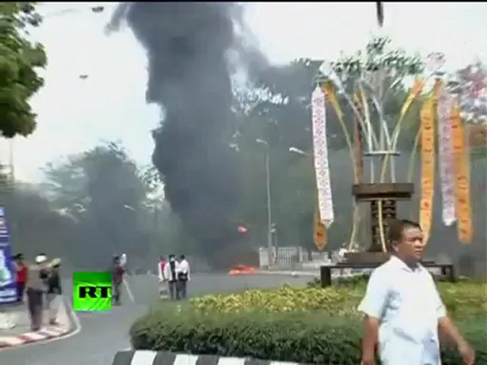Bangkok on fire as Thai troops battle Red Shirts, curfew imposed