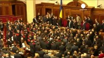 Ukrayna Parlamentosu Azarov için toplanıyor