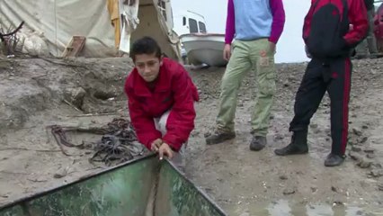 Pour fuir les bombes, des Syriens traversent le fleuve Oronte