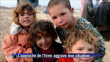 Des Afghans réfugiés de l'intérieur dans un camp de fortune