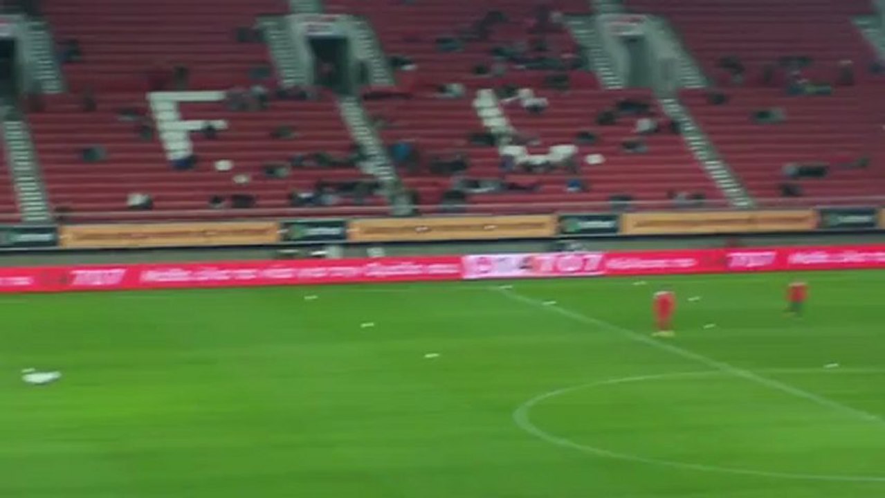 Στιγμιότυπο από την προθέρμανση της ομάδας Νέων του Ολυμπιακού